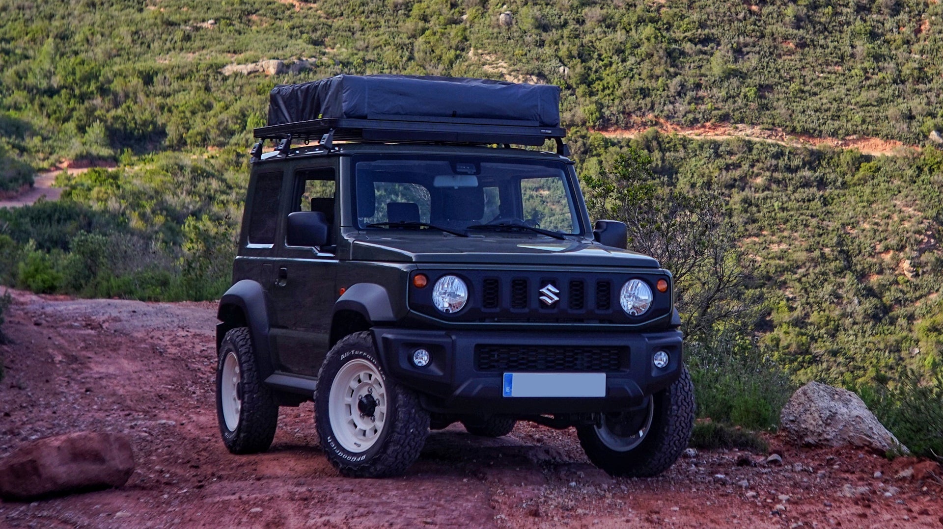 Suzuki Jimny (2018+) with 16" HIGH PEAK J-01 wheels with standard suspension set-up and a Front Runner Roof Rack street track life JimnyStyle