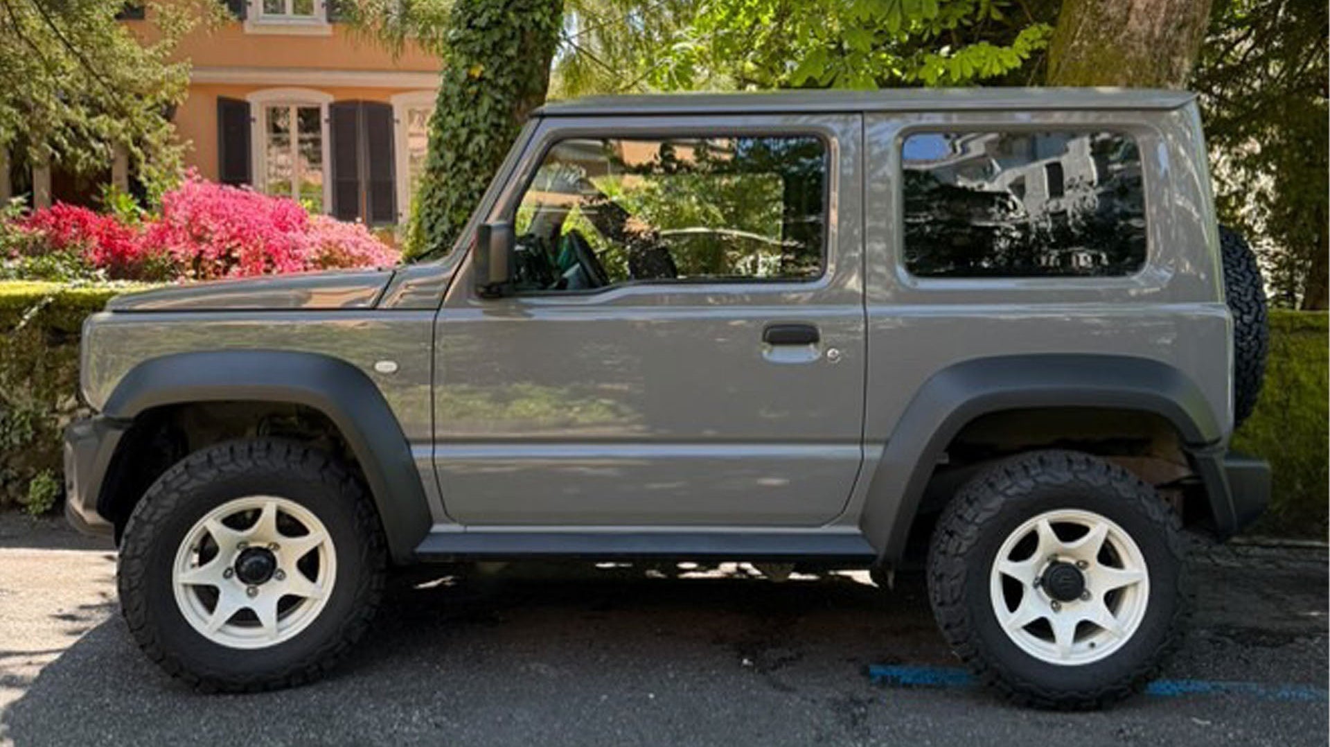 Grey Suzuki Jimny (2018+) fitted with Vintage White High Peak J-02 Wheels