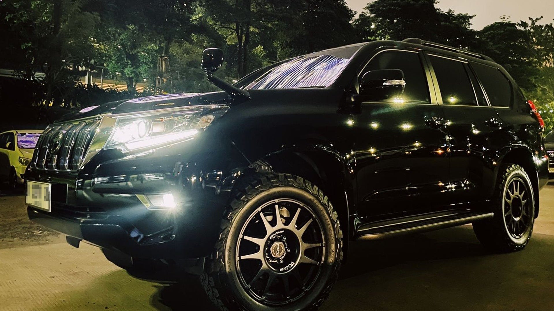 Land Cruiser Prado 150 (2010+) fitted with 20" EVO Corse DakarZero wheels in Matte black