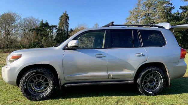 Silver Toyota Land Cruiser 100 series (1999+) with 18" EVO Corse DakarZero wheels in Anthracite