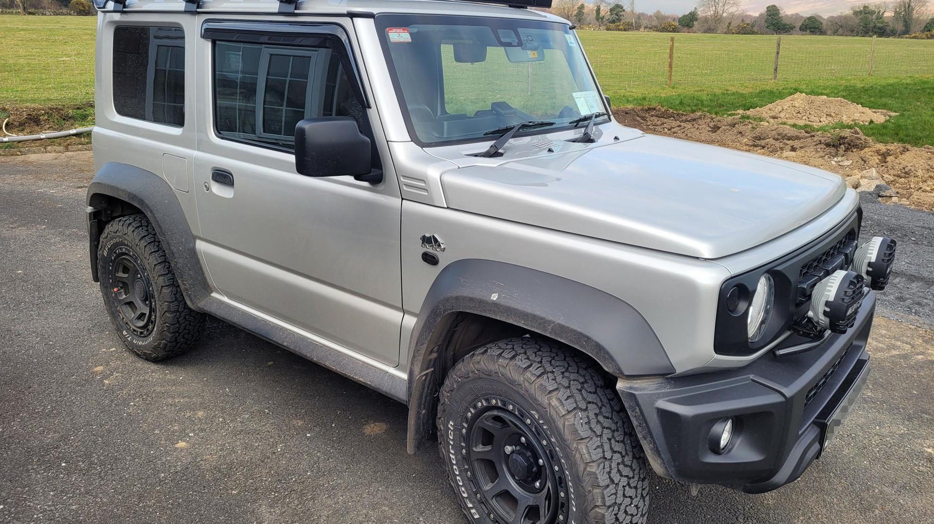 Silver Suzuki Jimny (2018+) fitted with Satin Black XTREME-J XJ07 wheels