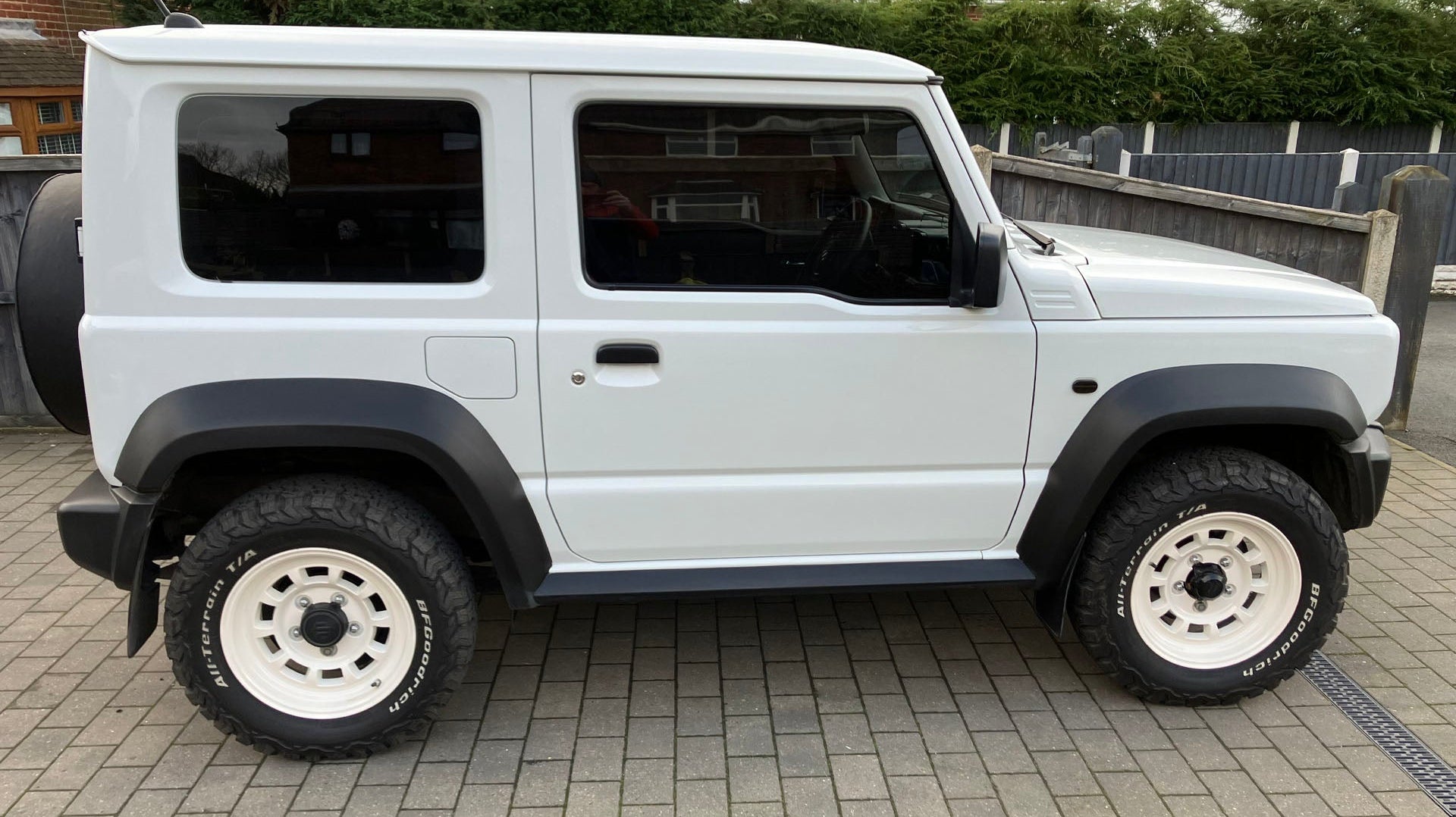 White Suzuki Jimny fitted with High Peak J-01 wheels in Vintage White