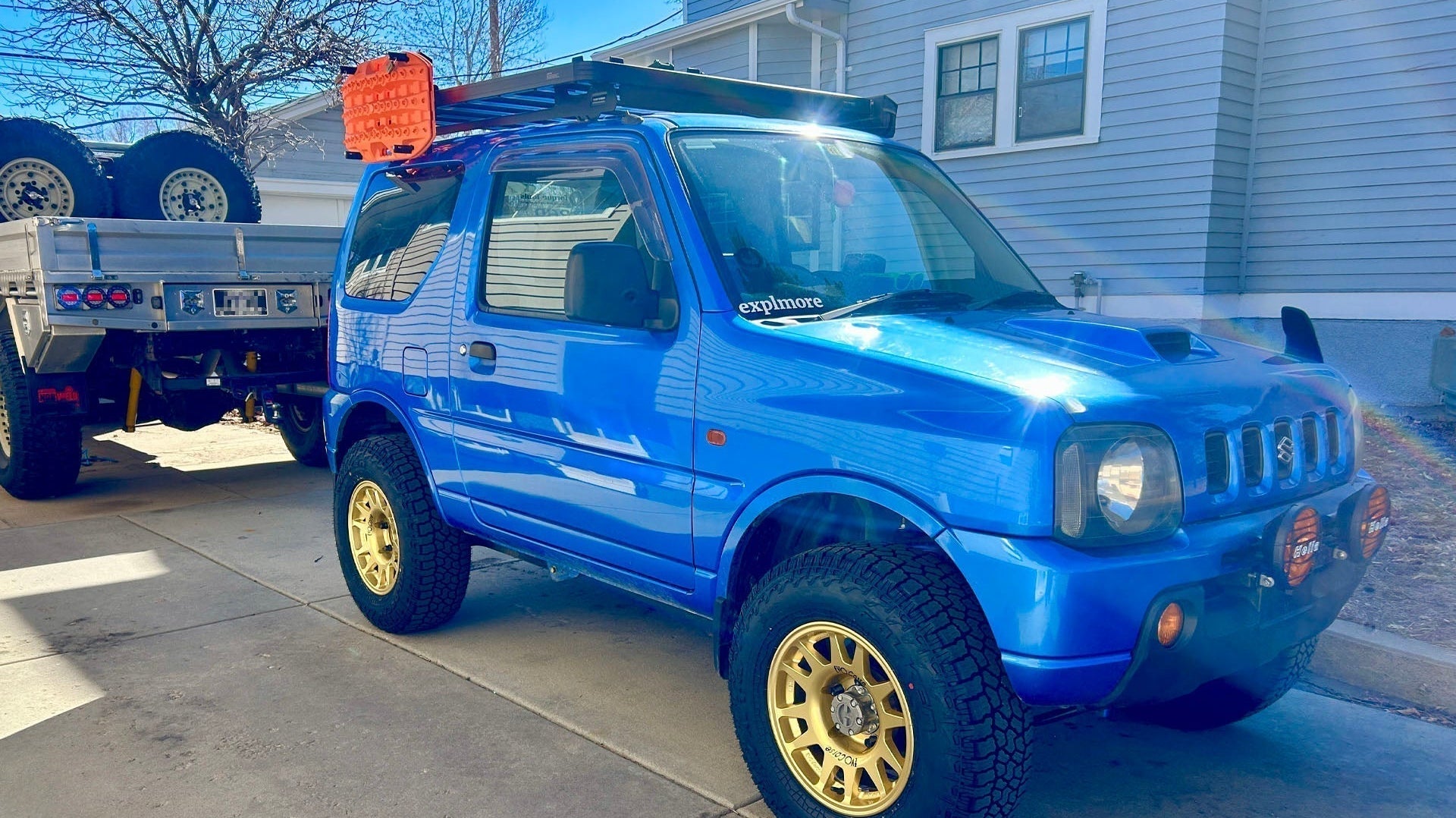 Blue JB43 Suzuki Jimny fitted with Gold EVO Corse DakarZero wheels