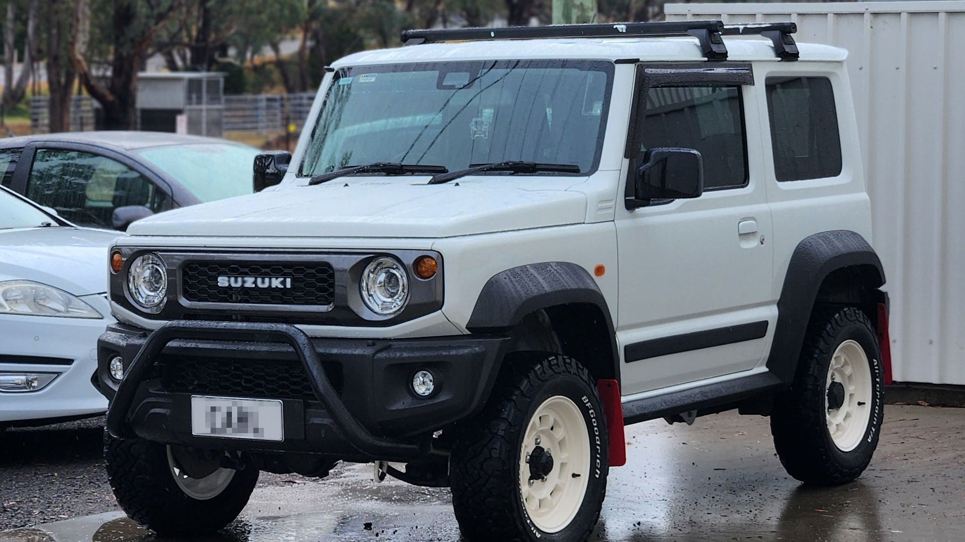 Suzuki Jimny (2018+) fitted with Vintage White High Peak J-01 Wheels