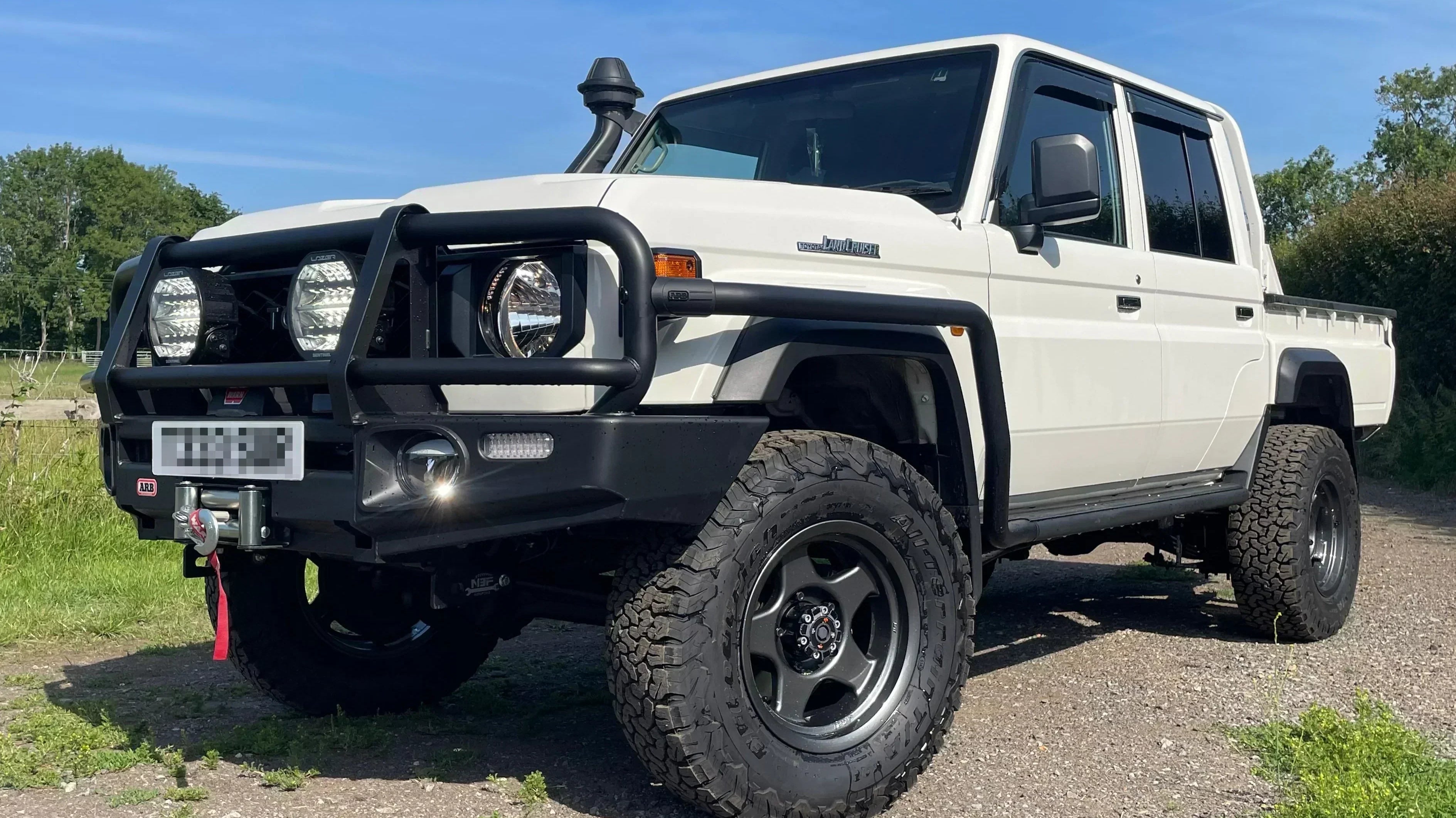 White Toyota Land Cruiser 79 (1984+) with 17" BRADLEY V wheels in Gunmetallic