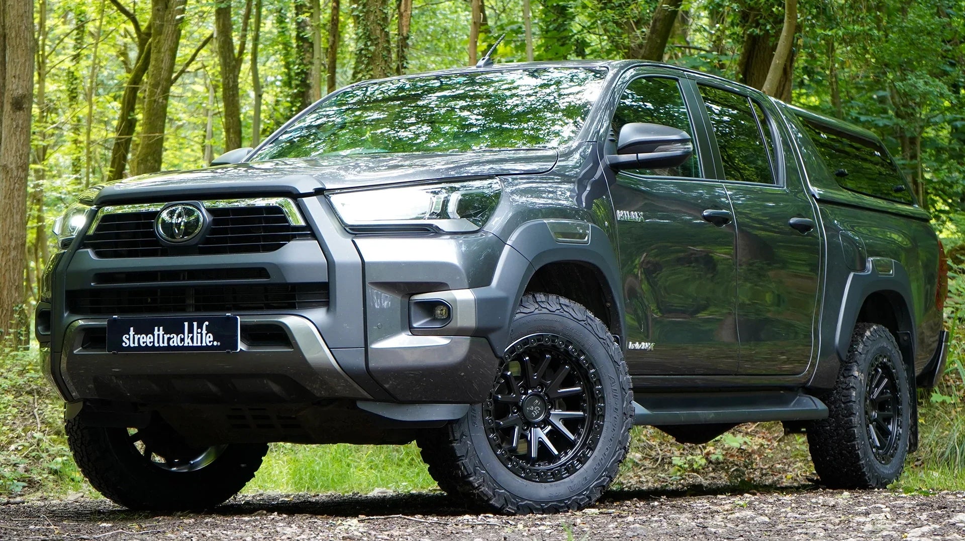 Toyota Hilux Invincible X (2016+) with 18" Magpie M-02 wheels