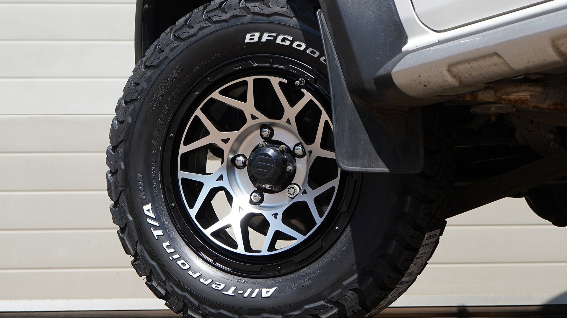 The 16" Magpie M-01 has quickly become one of our most popular wheels, and can be found fitted to Jimnys all over the world! We're please to introduce a new colour to the range: Machined Face with Black Rim.