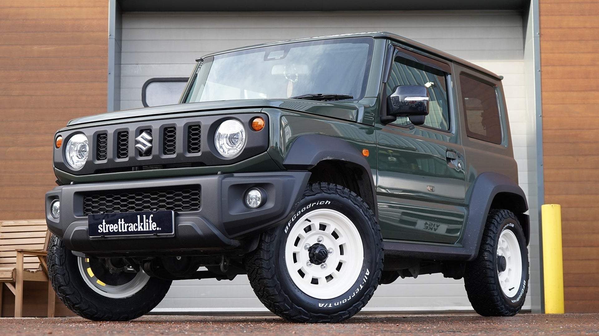 Suzuki Jimny (2018+) with a standard suspension set-up with 16" HIGH PEAK J-01 wheels and BF Goodrich KO3 tyres.