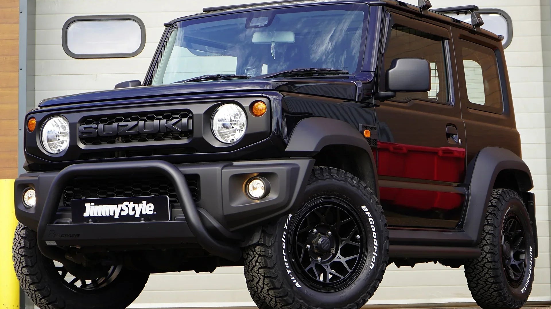 Suzuki Jimny (2018+) with Magpie M-01 Wheels, Retro Grille and other accessories!