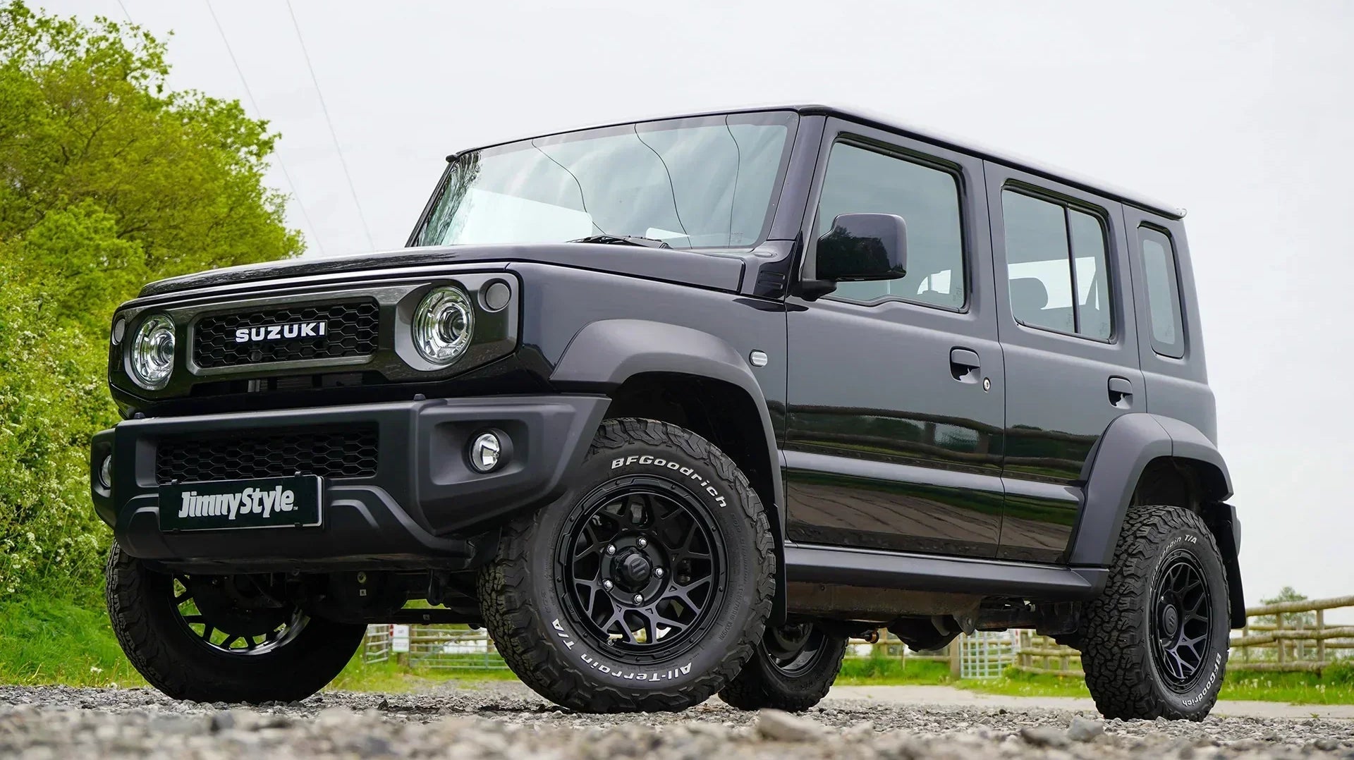 a modified 5-door Jimny with a Jimnystyle Touring suspension kit, Pipercross air intake, Magpie M-01 wheels and various LED and interior accessories.