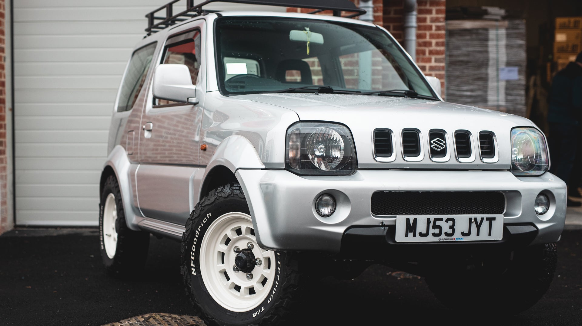 Suzuki Jimny JB43 (1998+) with HIGH PEAK J-01 wheels.