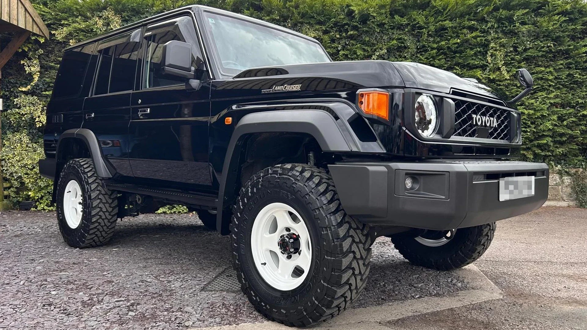 Toyota Land Cruiser GDJ76 (2023+) in Black with 16" BRADLEY V Pearl White wheels!