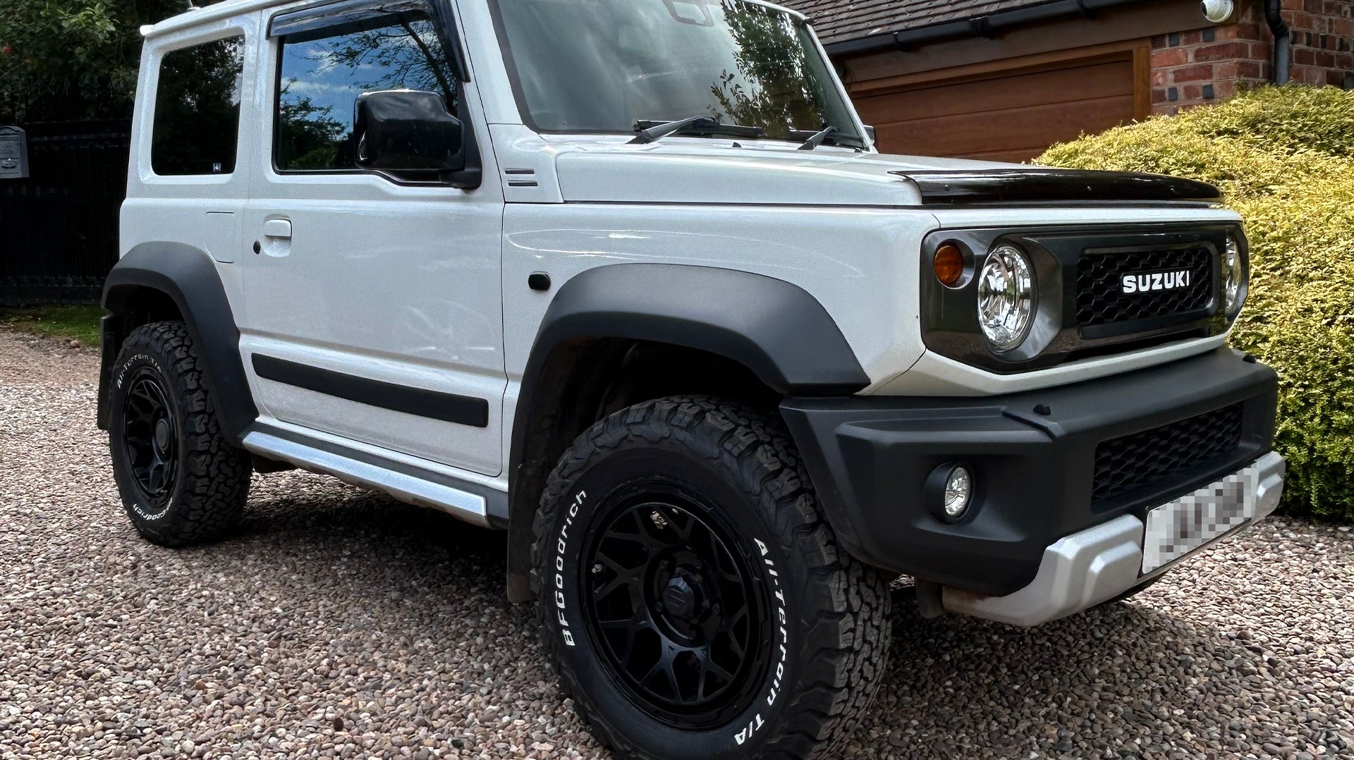 White Suzuki Jimny with satin black Magpie M-01 Wheels