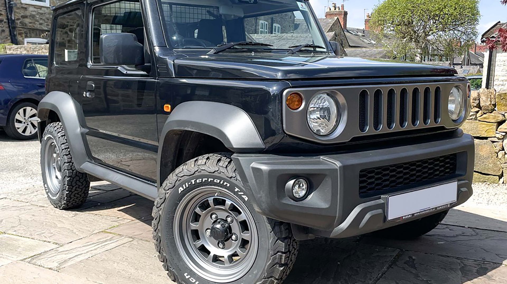 Suzuki Jimny (2018+) with 16" HIGH PEAK J-01 wheels and APIO SJ Grille