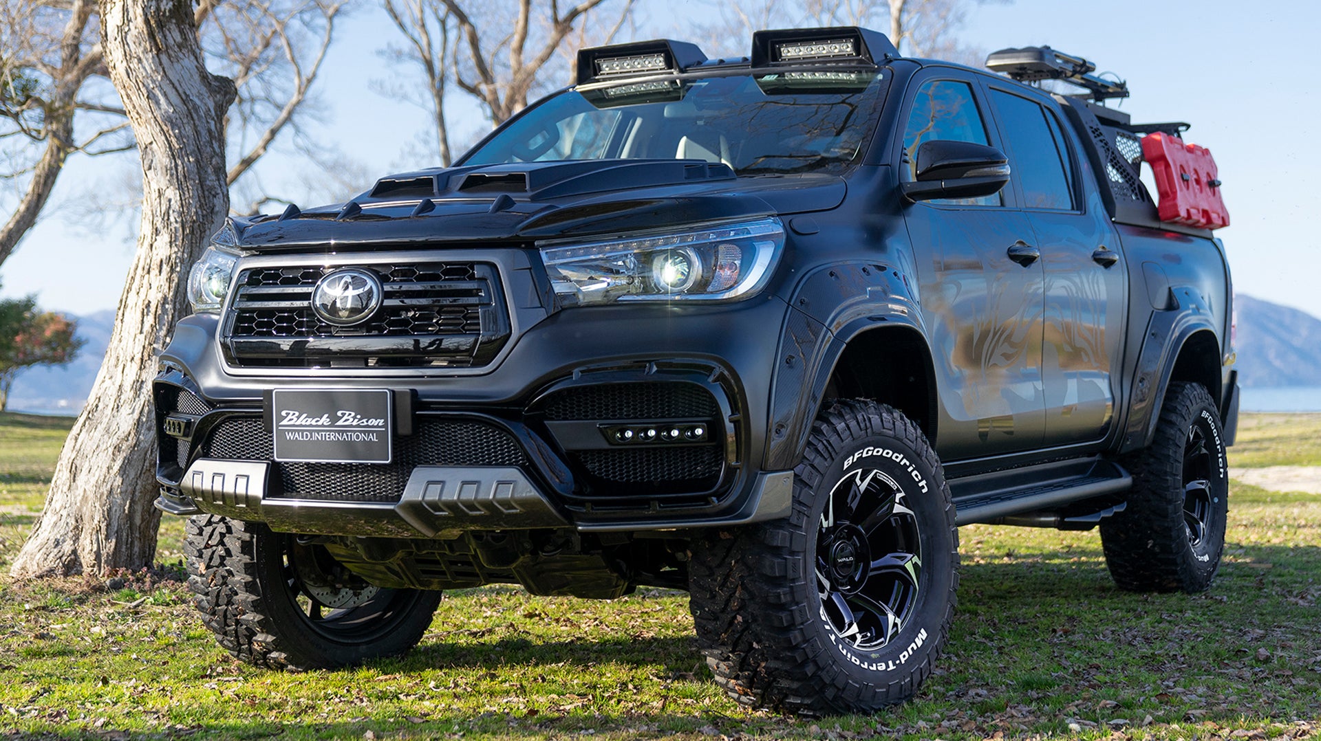 Toyota Hilux (2016+) with WALD VORSALINO wheels.