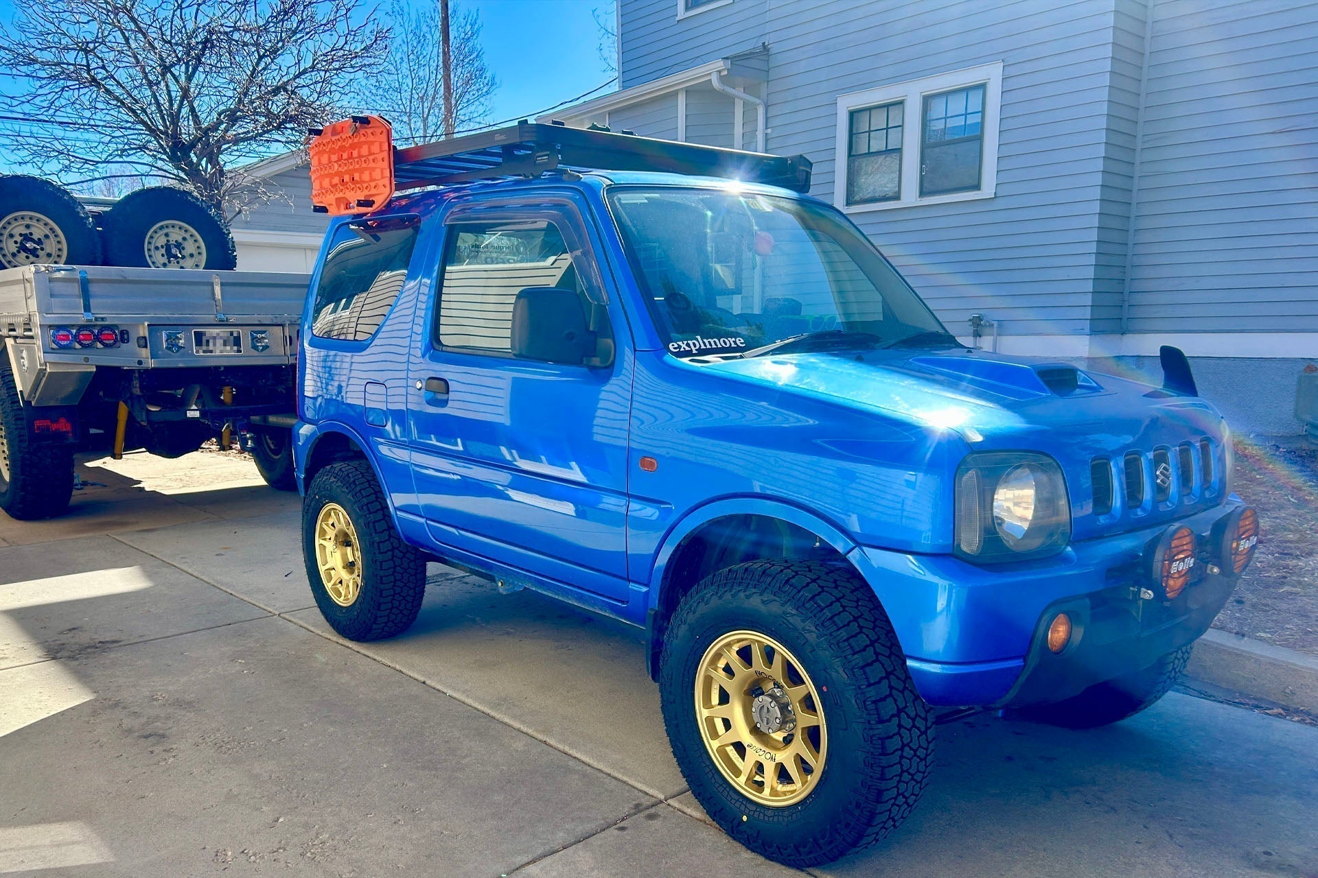Blue JB43 Suzuki Jimny fitted with Gold EVO Corse DakarZero wheels