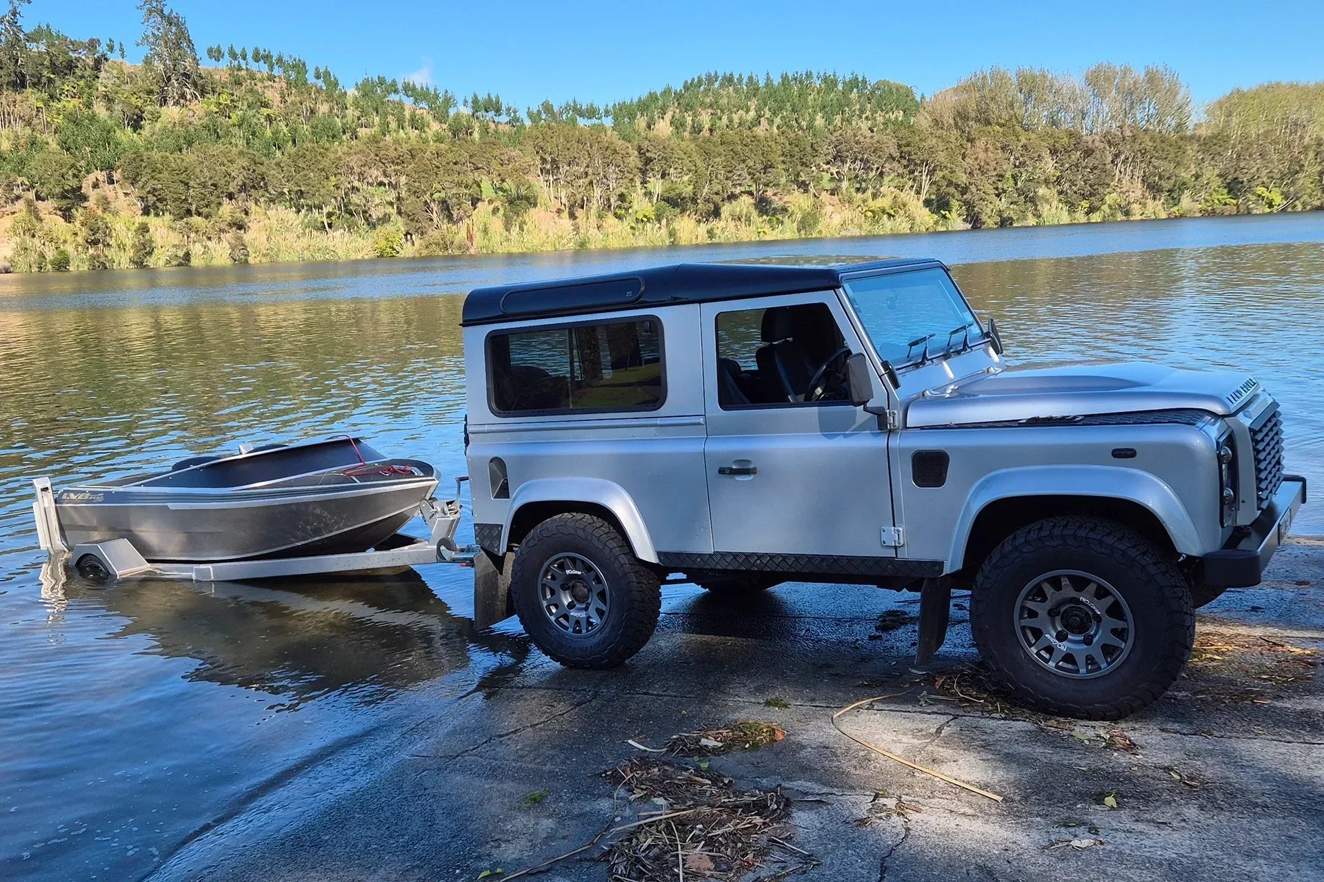 2007 Classic Land Rover Defender 90 fitted with 16" EVO Corse DakarZero wheels in Anthracite