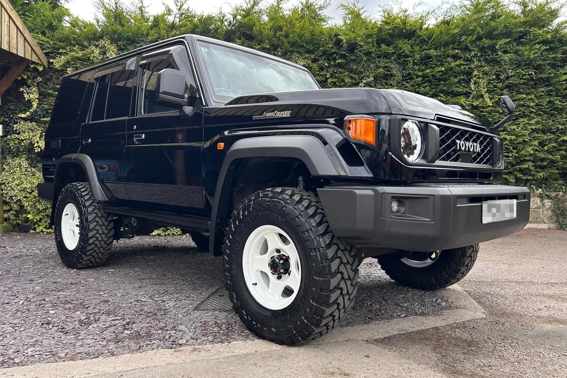 Toyota Land Cruiser GDJ76 (2023+) in Black with 16" BRADLEY V Pearl White wheels!